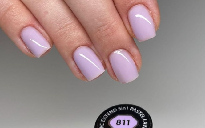 Manikyr i pastel-lavendel — gellack på korta naglar.